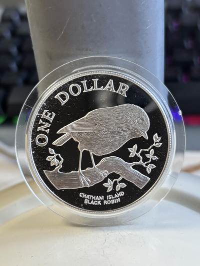 第195期拍卖 - 新西兰1984年黑知更鸟，珍稀动物系列精制大银币带盒无证书，27.22克，925银