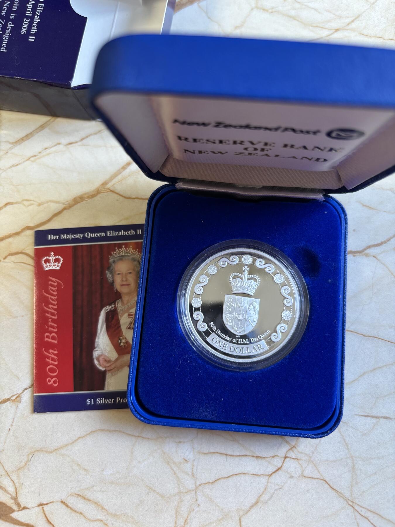 第195期拍卖 新西兰2006年伊丽莎白女王80周岁生日纪念精制银币，国际热门主题，31.1克，999银，编号0268，发行量2500枚，原盒证书