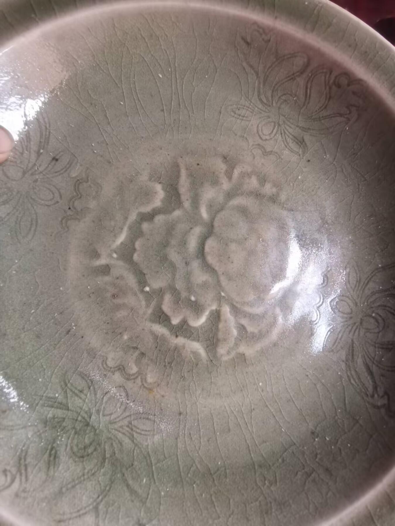 龙泉窖青釉刻花牡丹纹盘