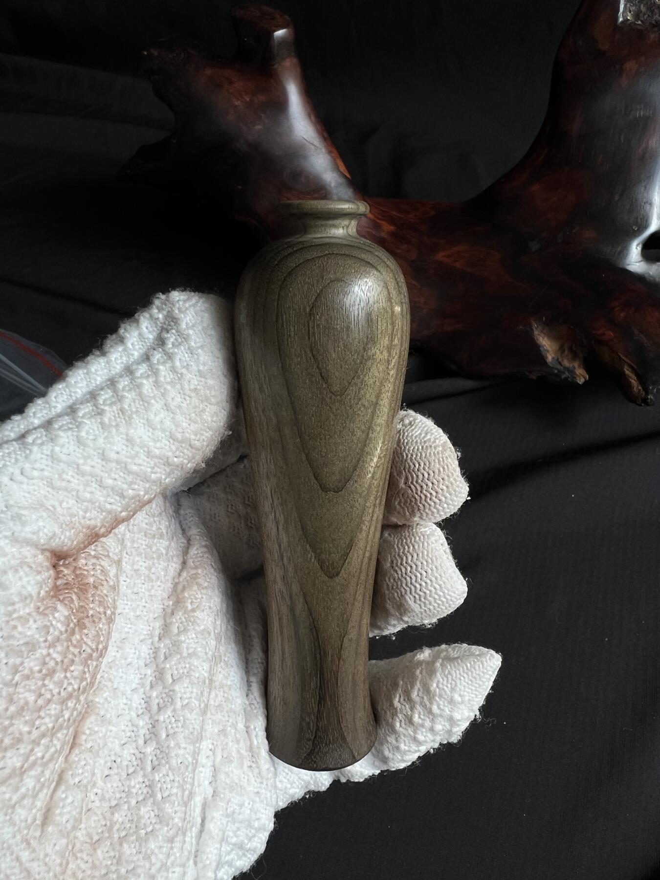 零元拍：金丝楠 精工 净瓶 雕件手把件绿阴沉，满手留香金丝流溢。107/31.5/25MM