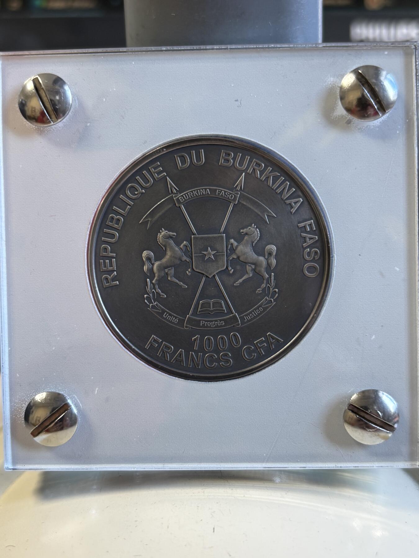 第196期拍卖 布基纳法索2017天文学家系列2开普勒镶3陨石银币,999银，发行500枚