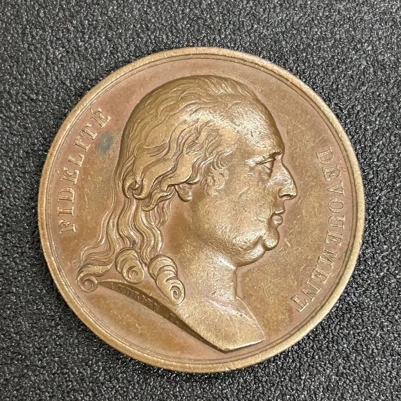 西秦中古拍卖第八十二期  1815年法国路易十八世国王与百合花勋章题材铜章，波旁王朝复辟时期历史物件，尺寸重量如图所示