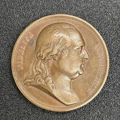 西秦中古拍卖第八十二期  - 1815年法国路易十八世国王与百合花勋章题材铜章，波旁王朝复辟时期历史物件，尺寸重量如图所示