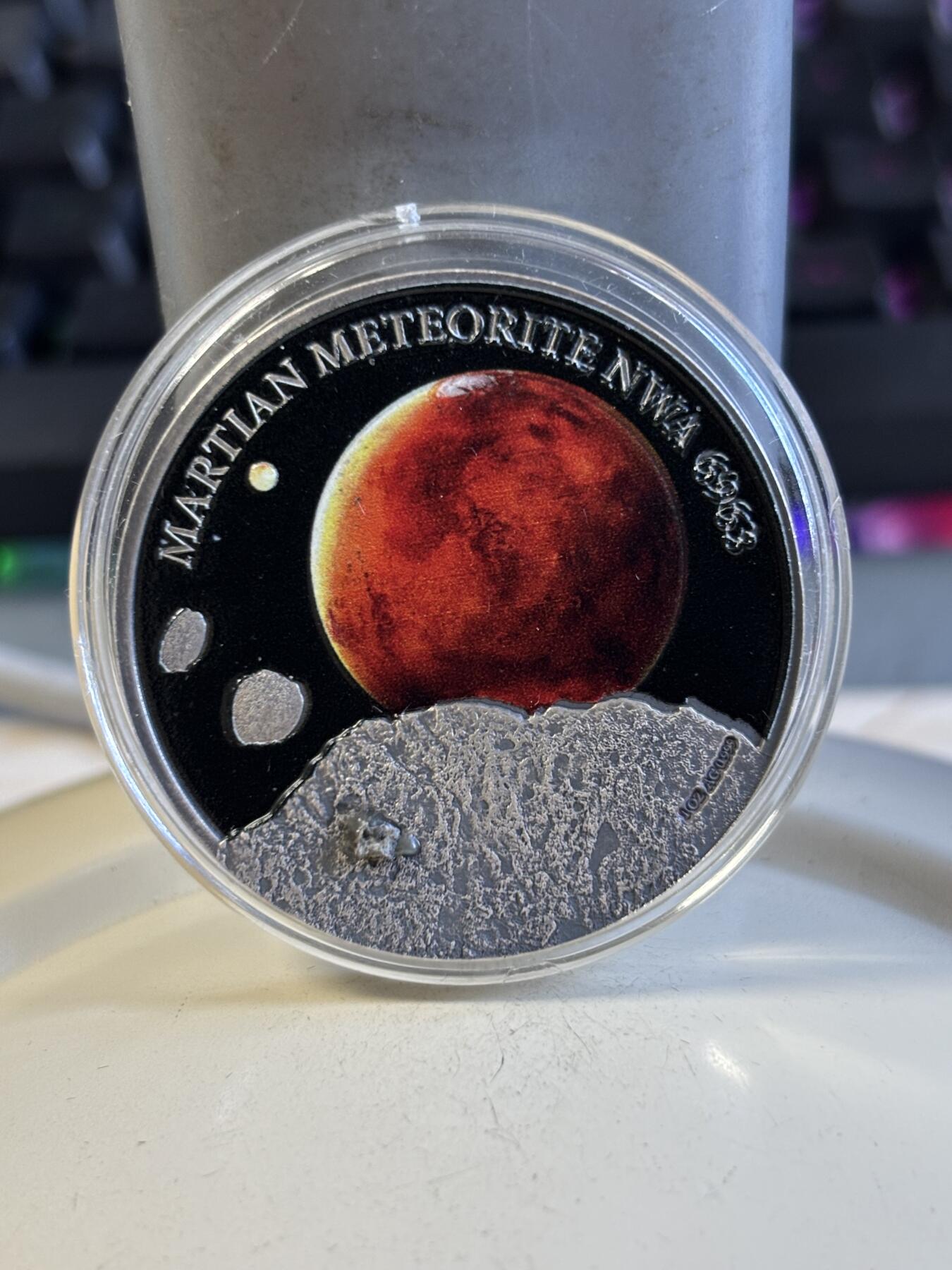 第196期拍卖 纽埃2016年镶嵌NWA6963火星陨石1盎司彩色纪念银币，999银，发行500枚