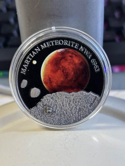 第196期拍卖 - 纽埃2016年镶嵌NWA6963火星陨石1盎司彩色纪念银币，999银，发行500枚