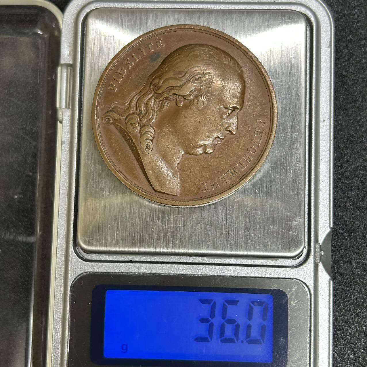 西秦中古拍卖第八十二期  1815年法国路易十八世国王与百合花勋章题材铜章，波旁王朝复辟时期历史物件，尺寸重量如图所示