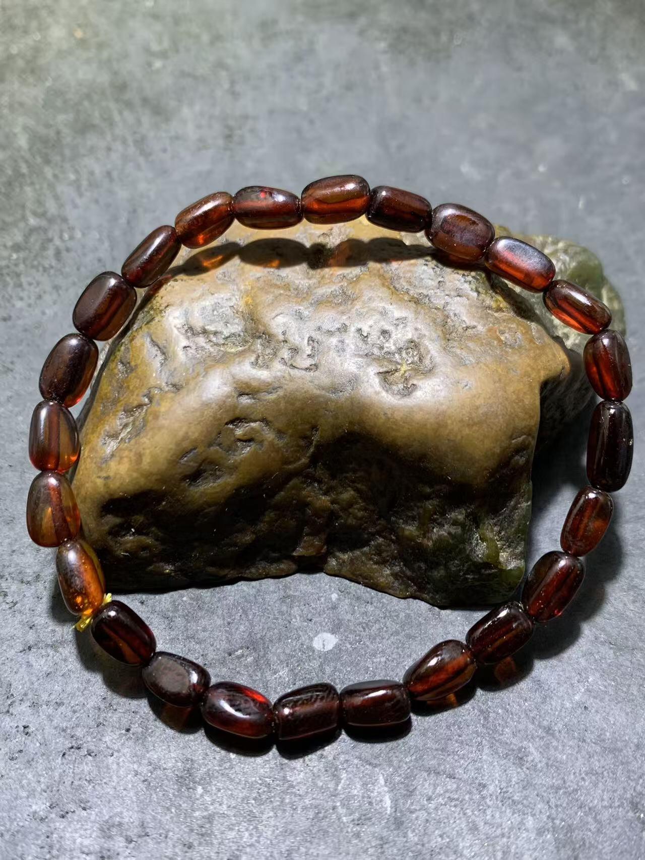 乌克兰血珀随形手串一条，