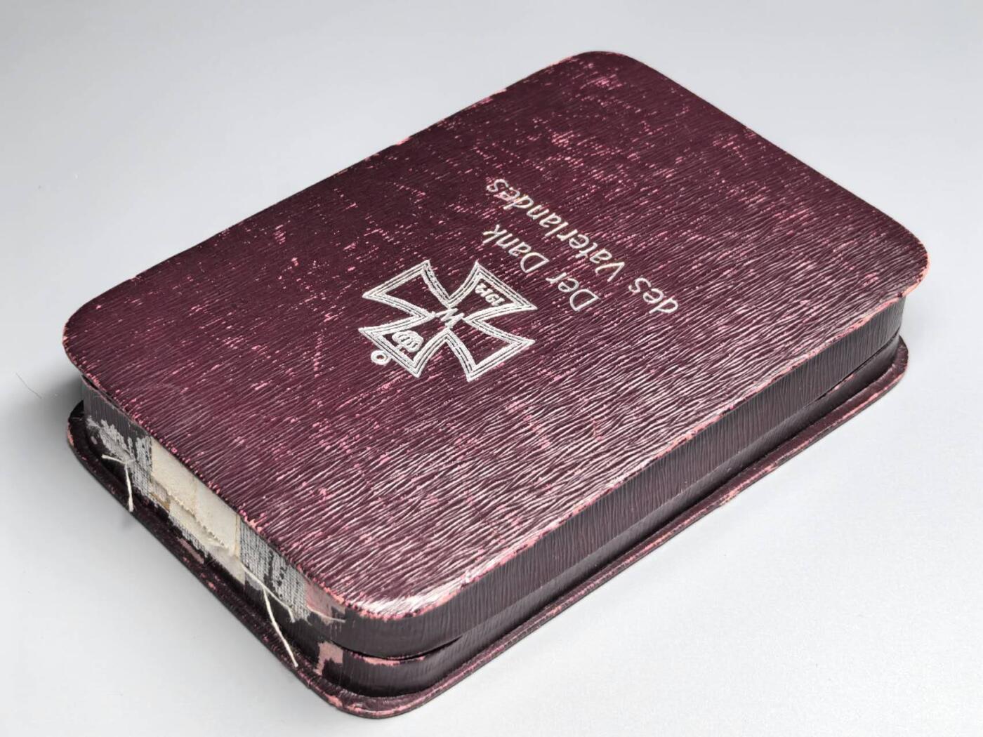 小驴勋章奖章收藏4月4日周六晚六点拍卖（珍爱和平，收藏战争，铭记历史，勿忘国耻，忠党爱国。有偿代拍，送拍规则在简介最后，参拍须阅读规则后再参拍，关系到运费包装发货时效真假辨别等关键信息，拍卖时不再发原图，看大图店主微信码在拍卖店铺介绍里） 德国一战二级铁十字勋章带盒，铁质核心黑漆，铁芯有一条断裂