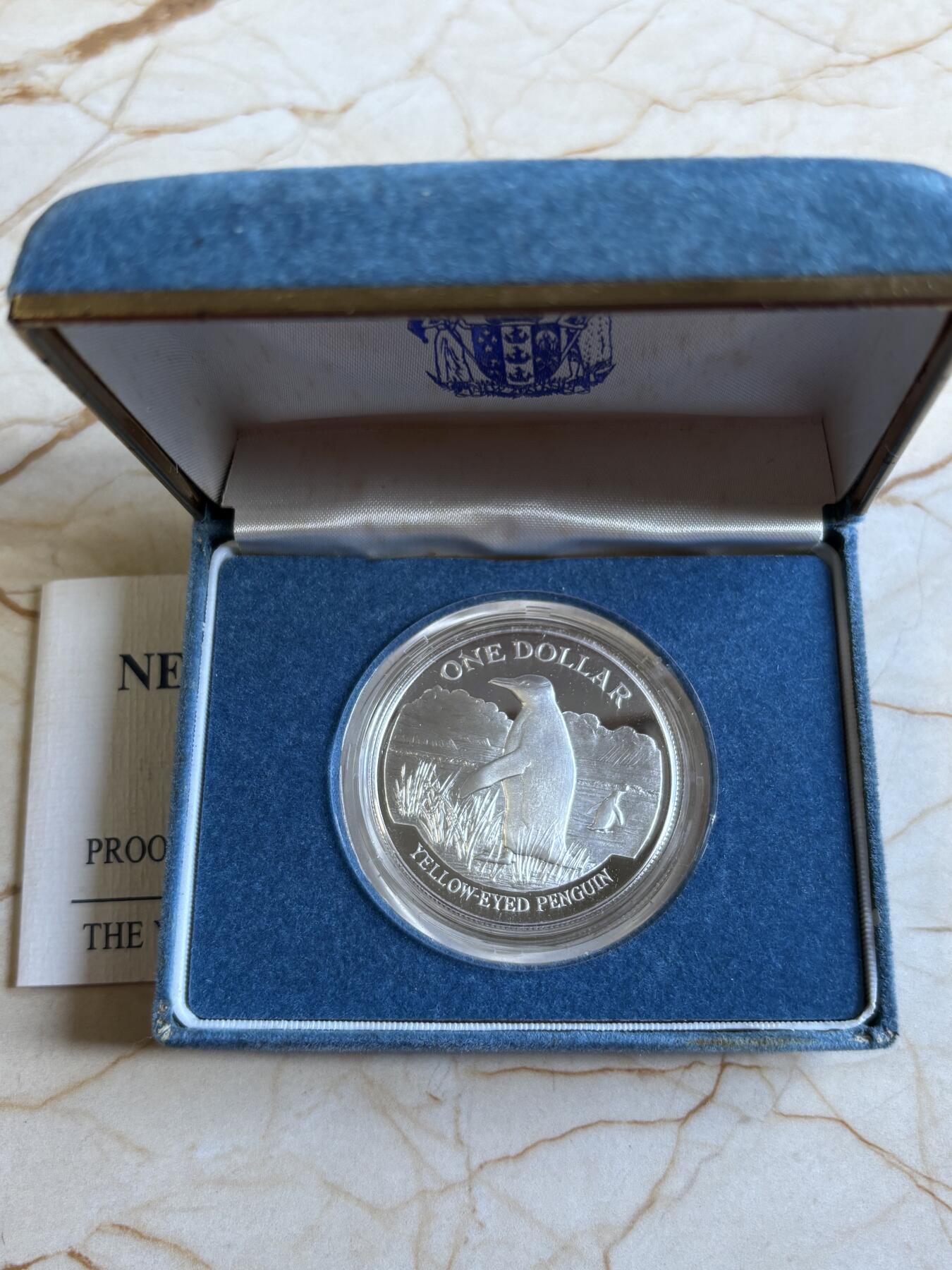 第195期拍卖 新西兰1988年黄眼企鹅，珍稀动物系列精制大银币带盒证书，27.22克，925银