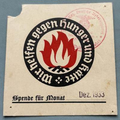 盛世勋华——号角文化勋章邮票专场拍卖第312期 - 德国1933年12月的冬季救助行动（Winterhilfswerk, WHW）捐赠凭证，是小胡子掌权后首次冬季募捐的实物遗存。1933年9月由希小胡子亲自发起，口号为“我们的格罗申是对抗饥饿与寒冷的弹药”，这张凭证属于首次冬季救助募捐（1933/1934年冬季）。