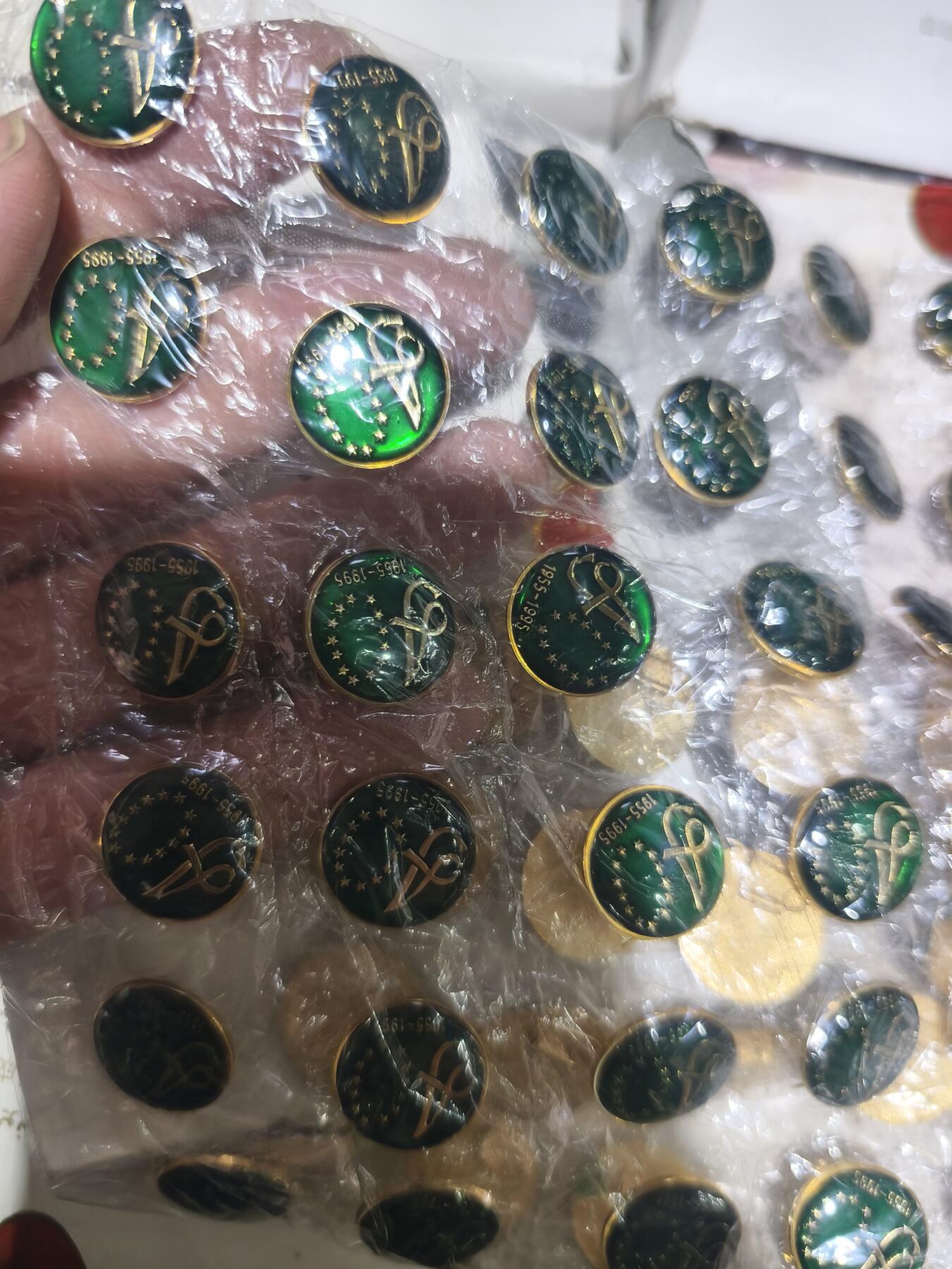 124期新疆红钱粟特钱币丝路钱币专场 一盒100枚新疆徽章