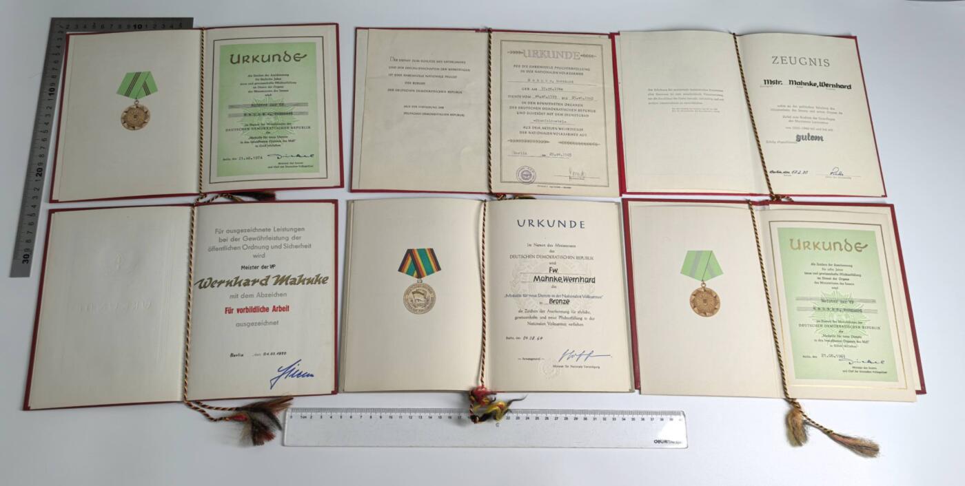 小驴勋章奖章收藏4月4日周六晚六点拍卖（珍爱和平，收藏战争，铭记历史，勿忘国耻，忠党爱国。有偿代拍，送拍规则在简介最后，参拍须阅读规则后再参拍，关系到运费包装发货时效真假辨别等关键信息，拍卖时不再发原图，看大图店主微信码在拍卖店铺介绍里） 东德人民警察高级士官证书一套