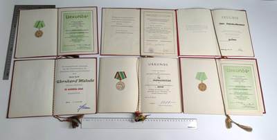 小驴勋章奖章收藏4月4日周六晚六点拍卖（珍爱和平，收藏战争，铭记历史，勿忘国耻，忠党爱国。有偿代拍，送拍规则在简介最后，参拍须阅读规则后再参拍，关系到运费包装发货时效真假辨别等关键信息，拍卖时不再发原图，看大图店主微信码在拍卖店铺介绍里） - 东德人民警察高级士官证书一套