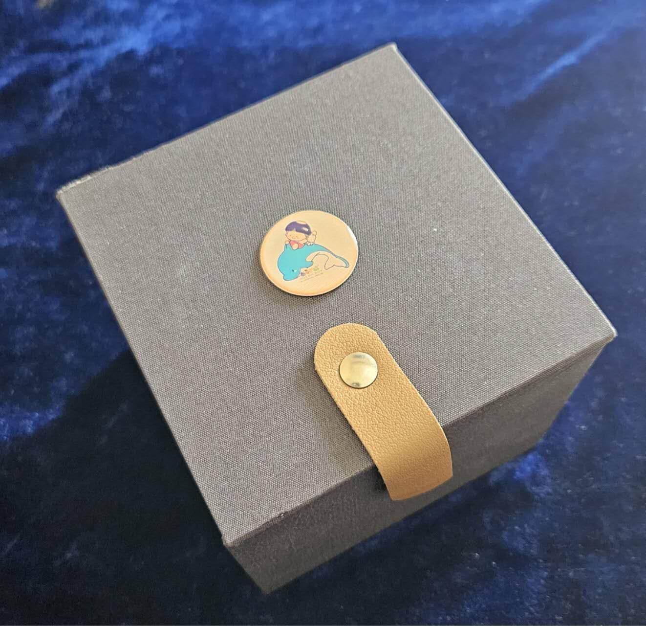 【币将精彩】世界钱币拍卖（2026-4-15） 发行量5枚的西瓜太郎2026年幸运红苹果立体彩色立体铜章编号3！铜约280克，带证书包装，外包装边角状态如图。