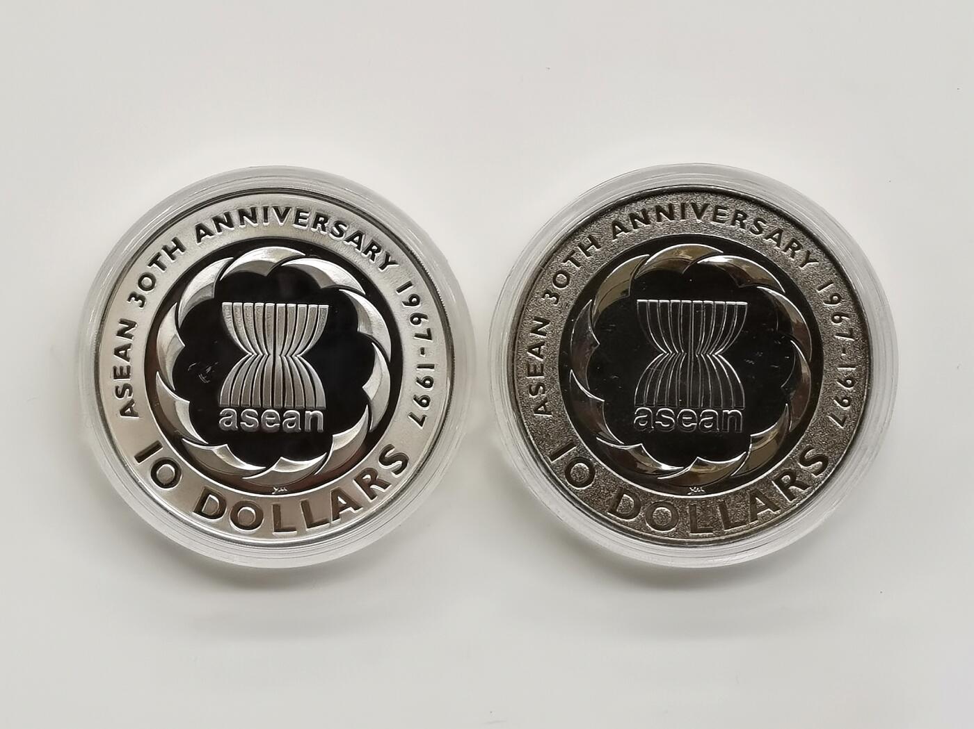 博洋堂世界钱币拍卖第167期（全场包邮） 新加坡1997年10元精制银铜币套 东盟30周年 31.1克925银28克铜 发行量：2800套 盒证全