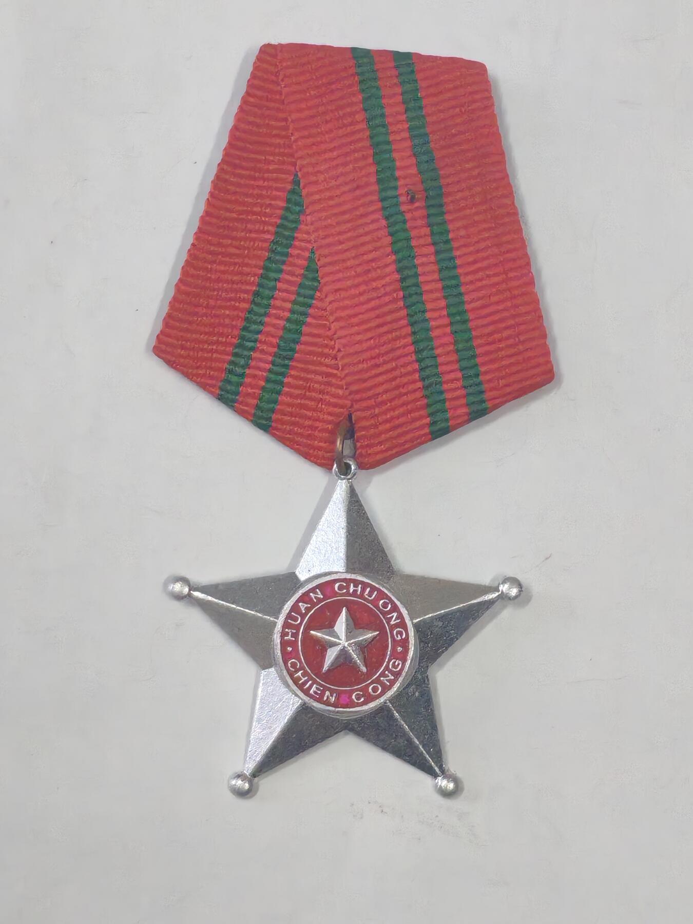 韵星假日军品类拍卖第51期  -- Rimey Holidays Militaria Auction 51 越南社会主义共和国三级战功勋章 后期硬挂