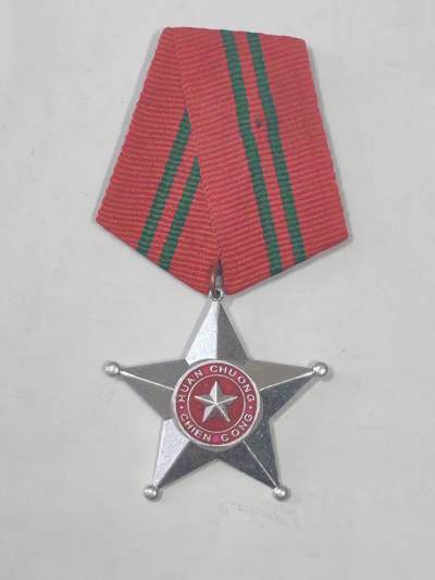 韵星假日军品类拍卖第51期  -- Rimey Holidays Militaria Auction 51 - 越南社会主义共和国三级战功勋章 后期硬挂