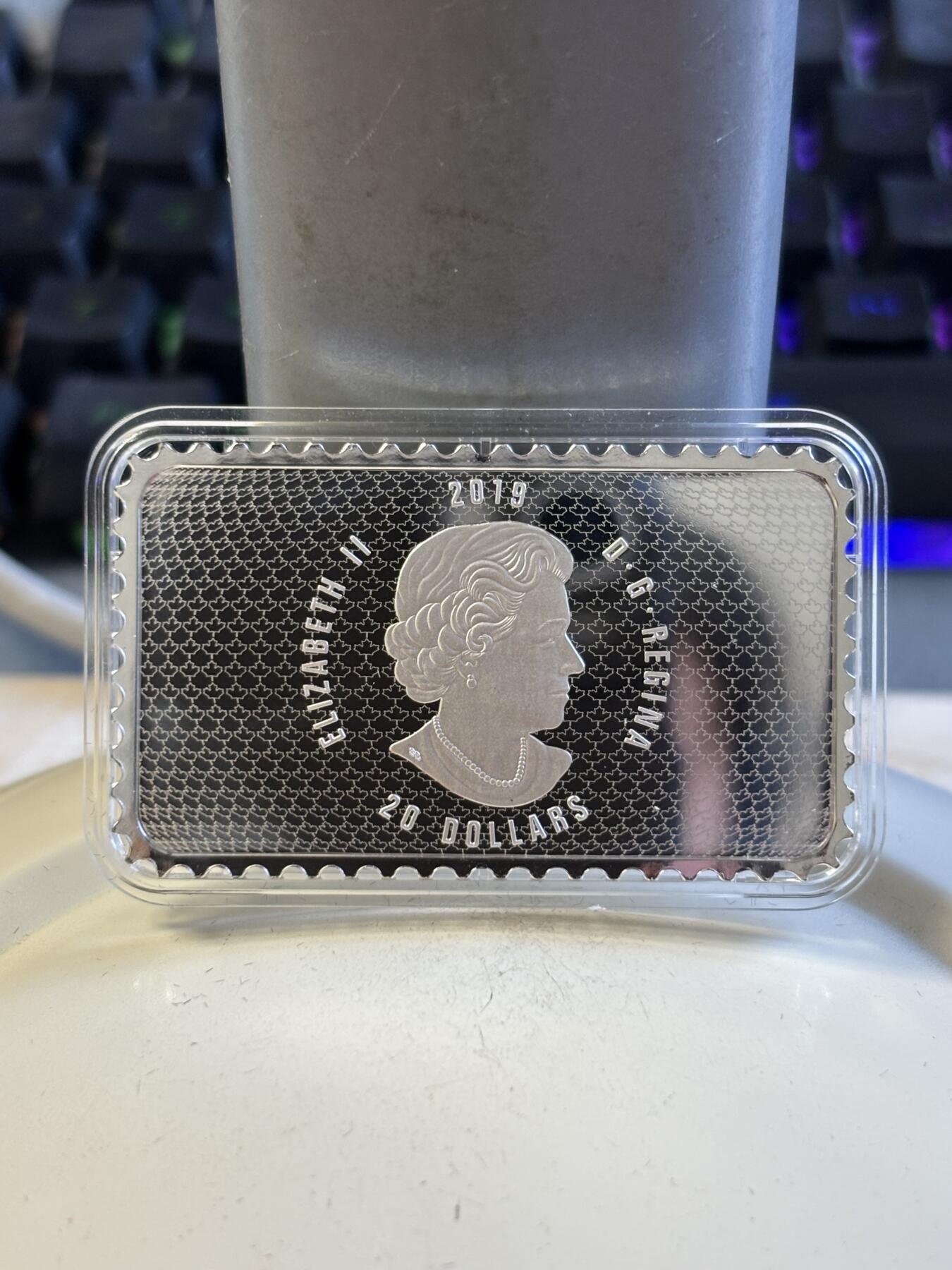 第196期拍卖 加拿大2019年历史邮票系列徽章和国旗1盎司彩银币，9999银，发行5000枚