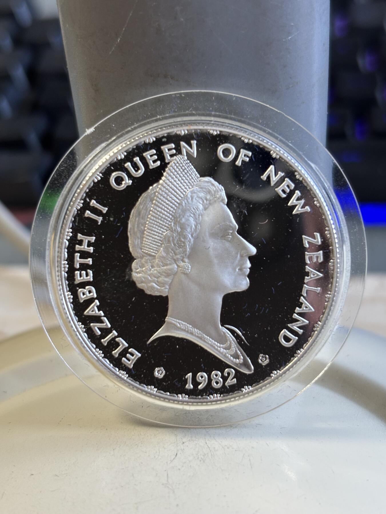 第195期拍卖 新西兰1982年南秧鸡，珍稀动物系列精制大银币带盒证书，27.216克，925银