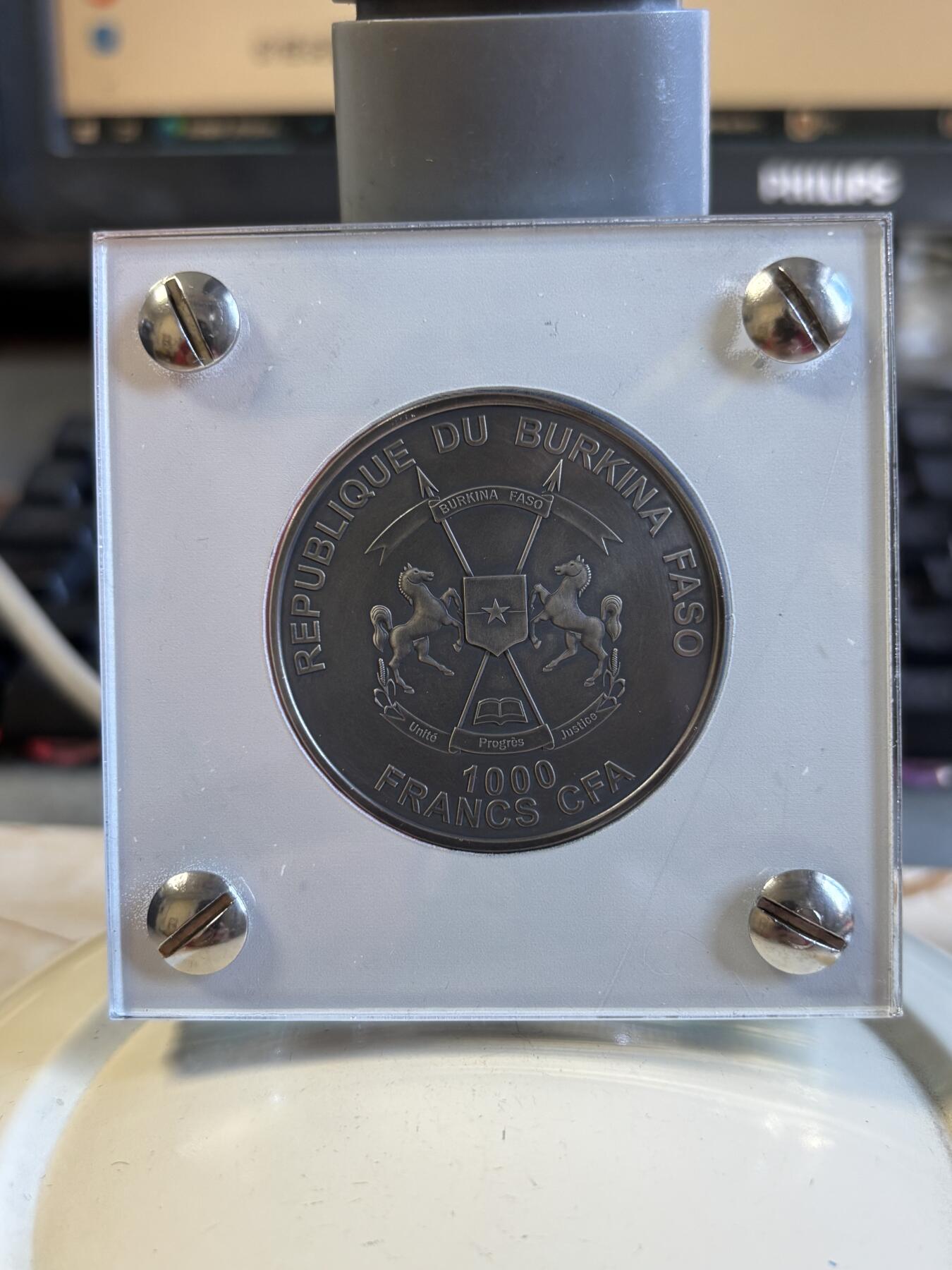 第196期拍卖 布基纳法索2017天文学家系列2开普勒镶3陨石银币,999银，发行500枚