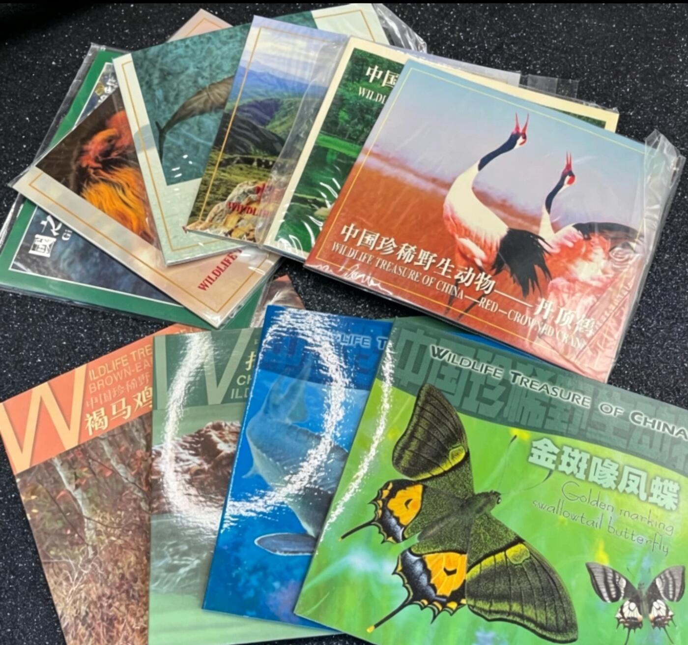 中国珍稀野生动物纪念币全套10枚，康银阁装帧卡币，熊猫、金丝猴、华南虎、白鳍豚、扬子鳄、褐马鸡、朱鹮、丹顶鹤、金斑喙凤蝶、中华鲟，紫铜材质，面值5元。品相几乎全新，部分有轻微氧化，按图发货！