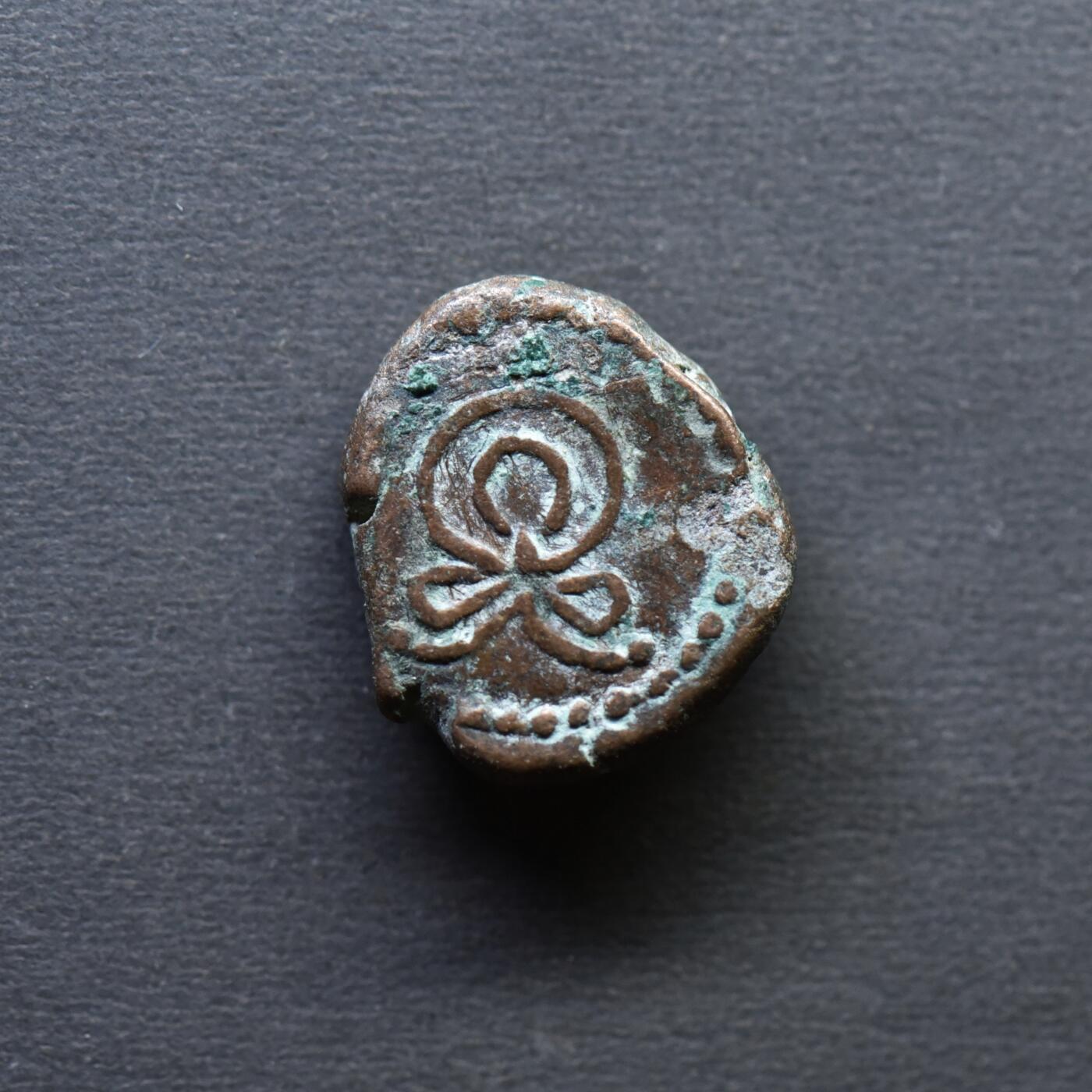 【良泉】4月16日【西方古代打制币】拍卖108件  公元1-2世纪【埃兰】弗拉特斯“花环版”（少见无标记）铜币，2.81克