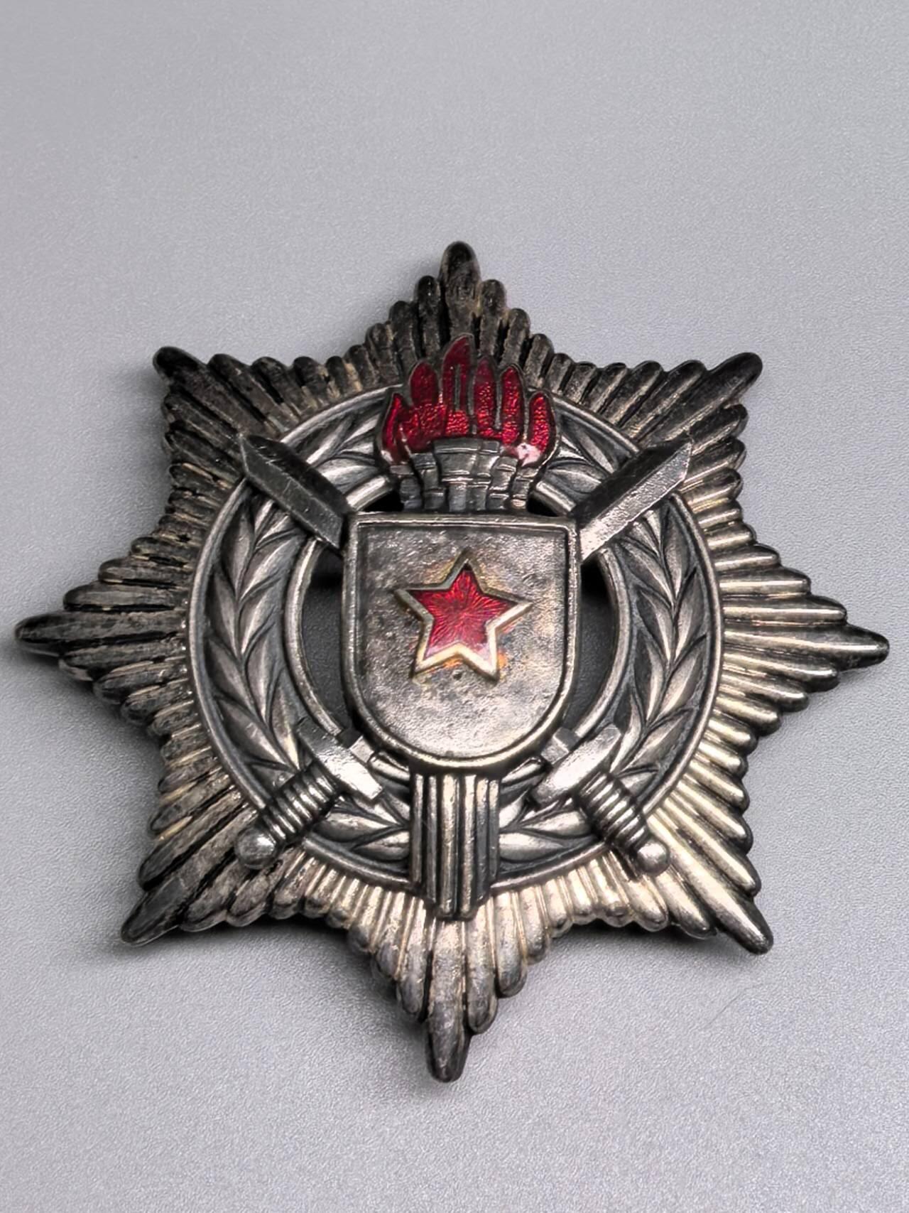 小驴勋章奖章收藏4月4日周六晚六点拍卖（珍爱和平，收藏战争，铭记历史，勿忘国耻，忠党爱国。有偿代拍，送拍规则在简介最后，参拍须阅读规则后再参拍，关系到运费包装发货时效真假辨别等关键信息，拍卖时不再发原图，看大图店主微信码在拍卖店铺介绍里）