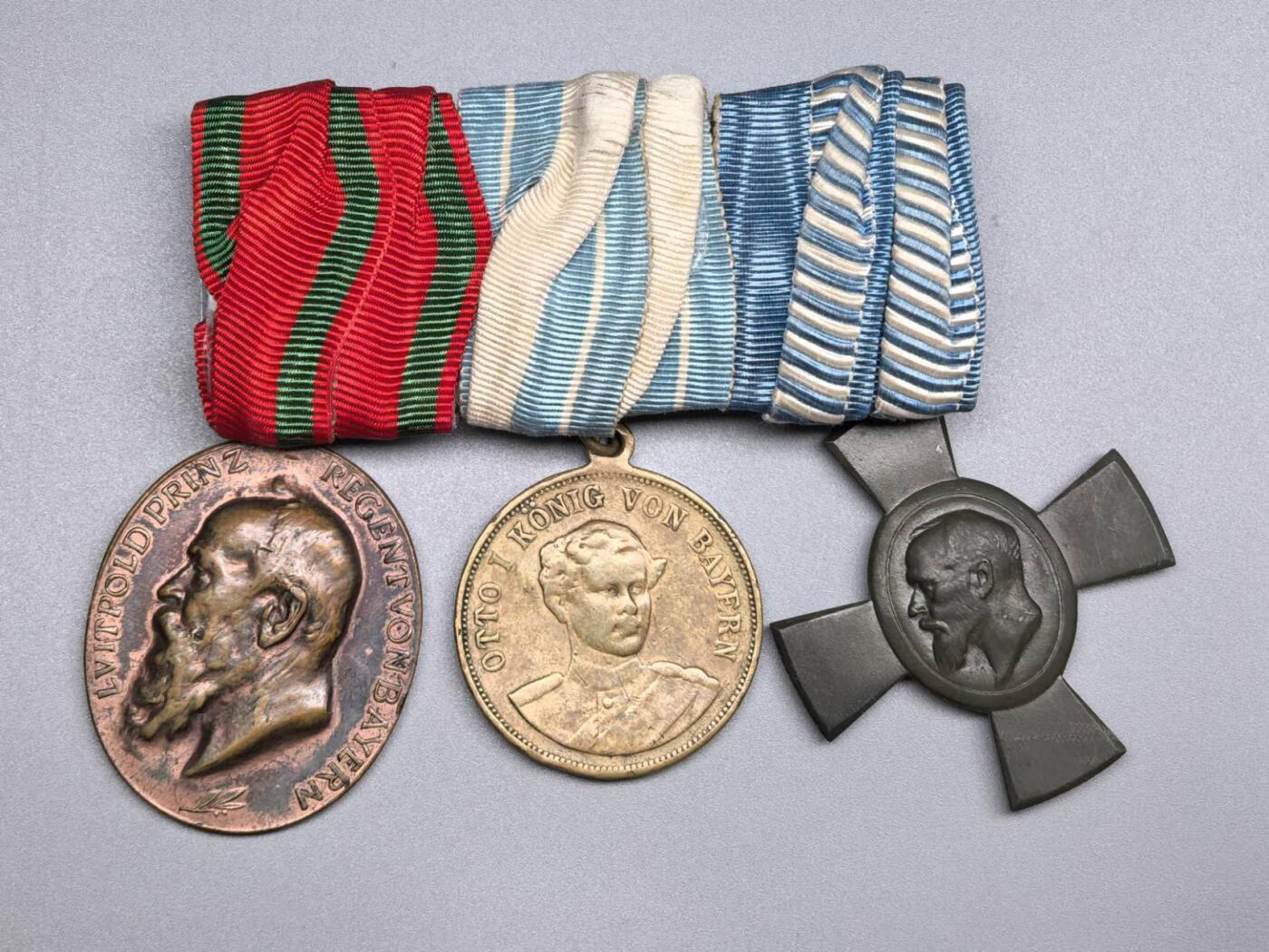 小驴勋章奖章收藏4月4日周六晚六点拍卖（珍爱和平，收藏战争，铭记历史，勿忘国耻，忠党爱国。有偿代拍，送拍规则在简介最后，参拍须阅读规则后再参拍，关系到运费包装发货时效真假辨别等关键信息，拍卖时不再发原图，看大图店主微信码在拍卖店铺介绍里） 巴伐利亚王子奖章、奥托一世、路德维希十字三联排，联排的长方形挂为现代工艺不是原品
