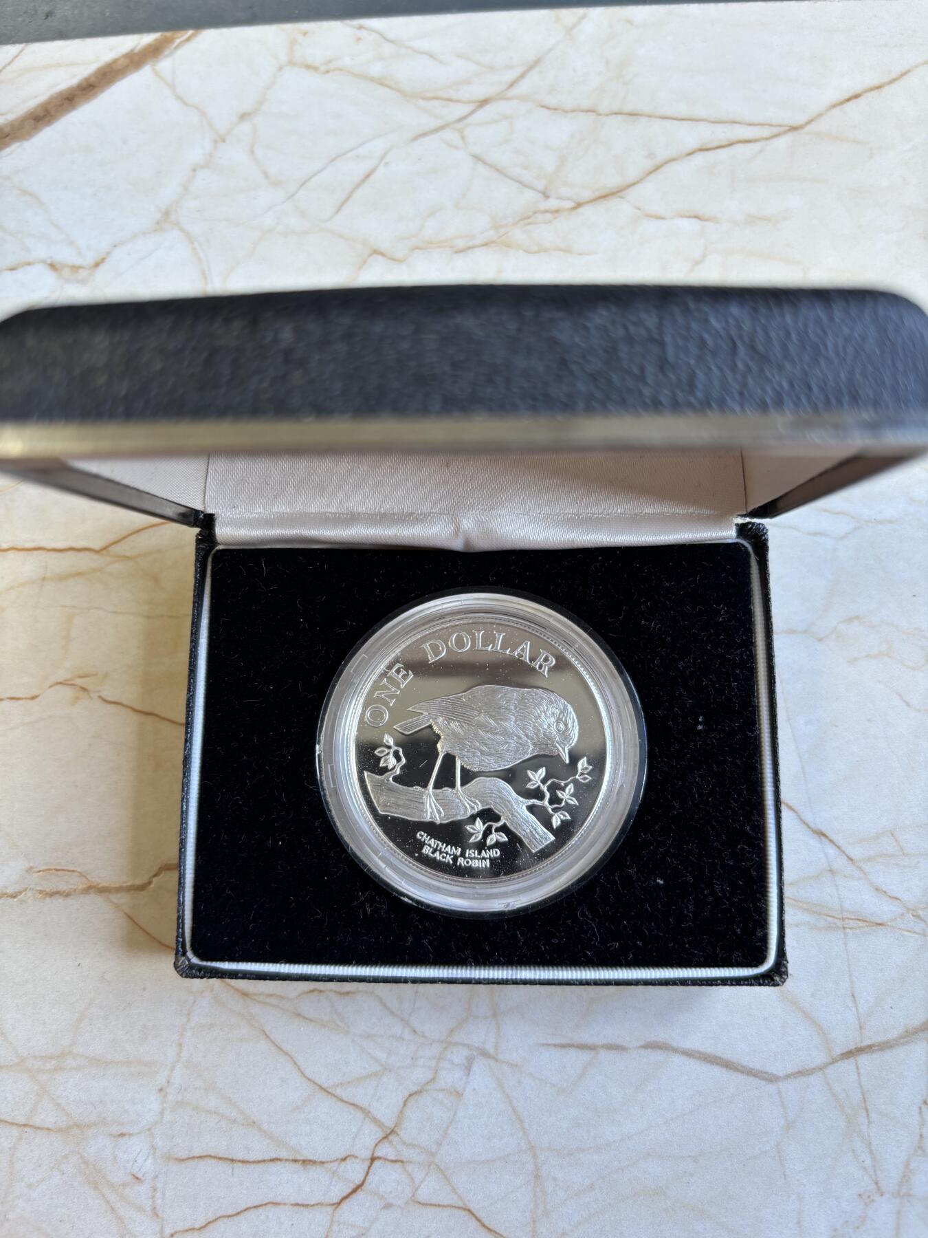 第195期拍卖 新西兰1984年黑知更鸟，珍稀动物系列精制大银币带盒无证书，27.22克，925银