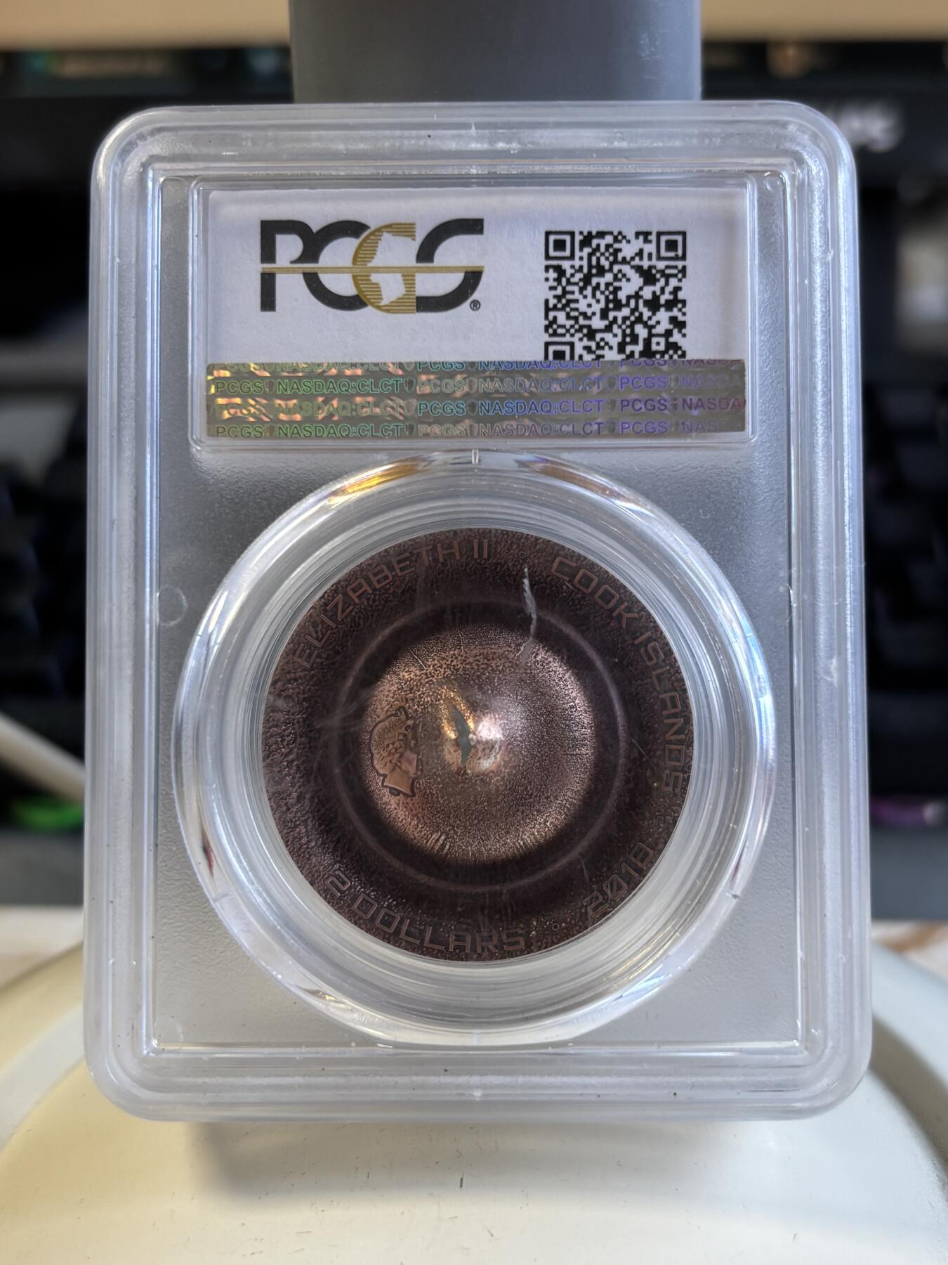 第196期拍卖 库克2018年镶摩洛哥沙漠陨石镀铜银币PCGS-MS70首无原盒证书，999银，1/2盎司，直径38.61毫米，发行2500枚，