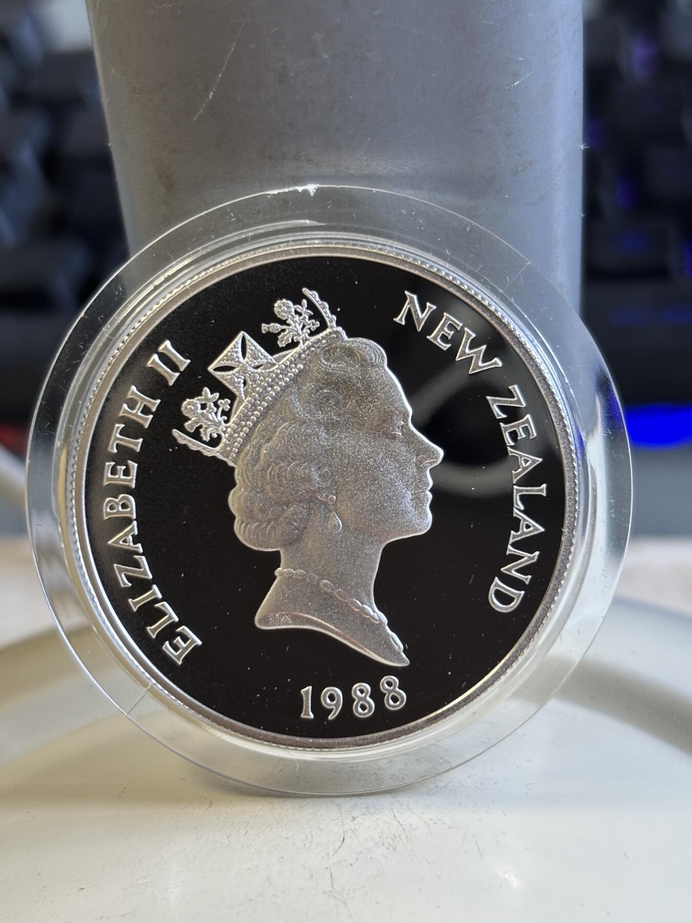 第195期拍卖 新西兰1988年黄眼企鹅，珍稀动物系列精制大银币带盒证书，27.22克，925银