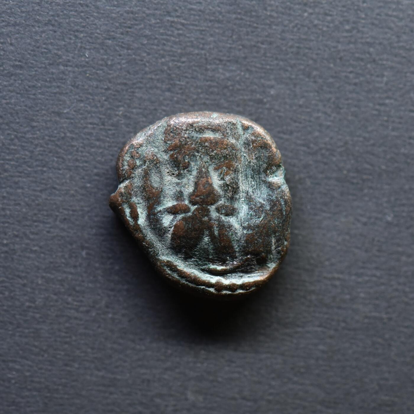 【良泉】4月16日【西方古代打制币】拍卖108件  公元1-2世纪【埃兰】弗拉特斯“花环版”（少见无标记）铜币，2.81克