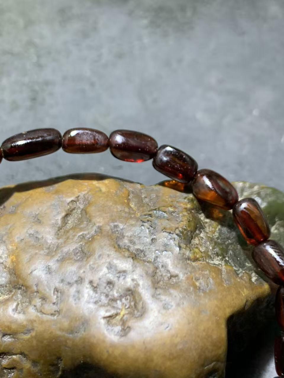 乌克兰血珀随形手串一条，