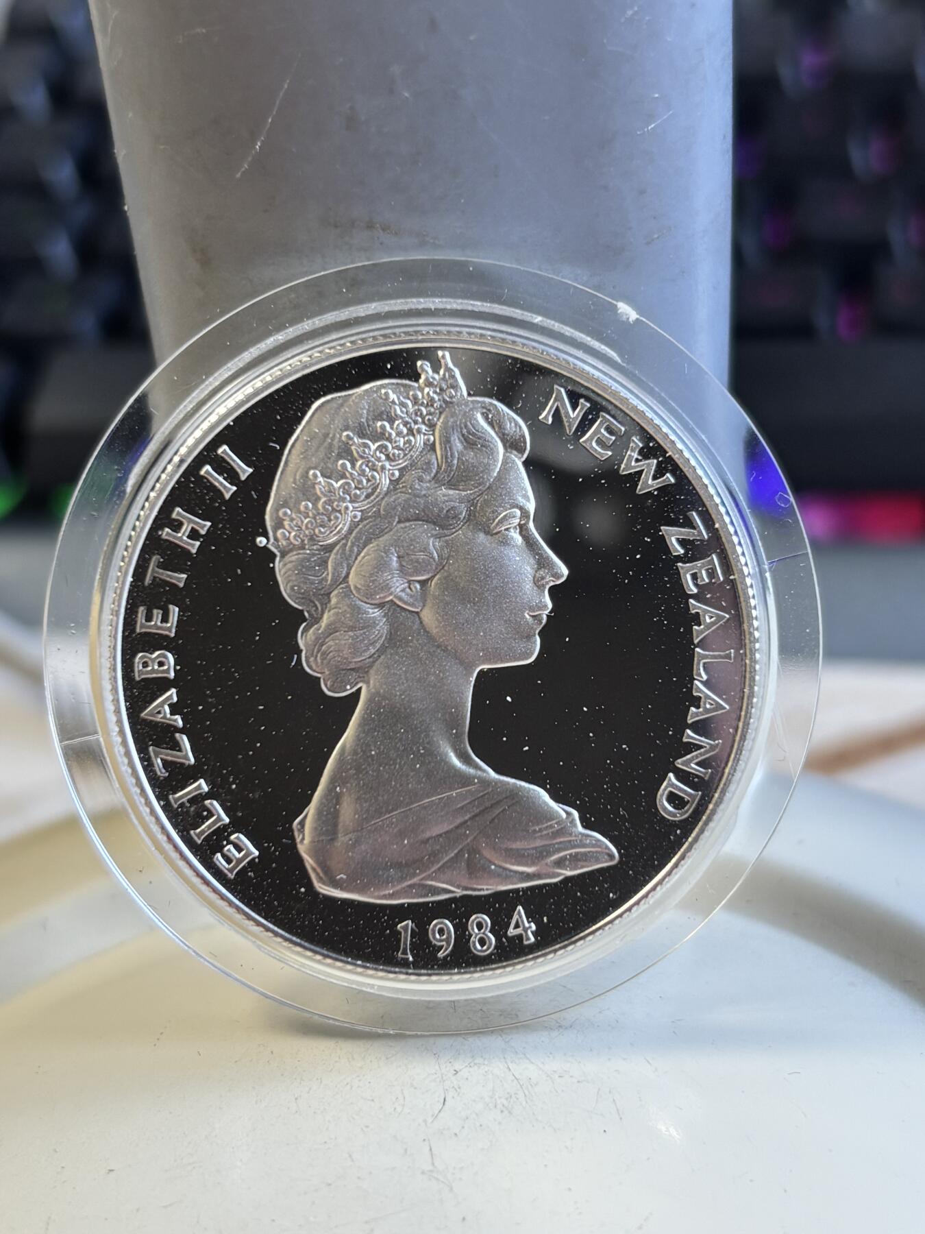 第195期拍卖 新西兰1984年黑知更鸟，珍稀动物系列精制大银币带盒无证书，27.22克，925银