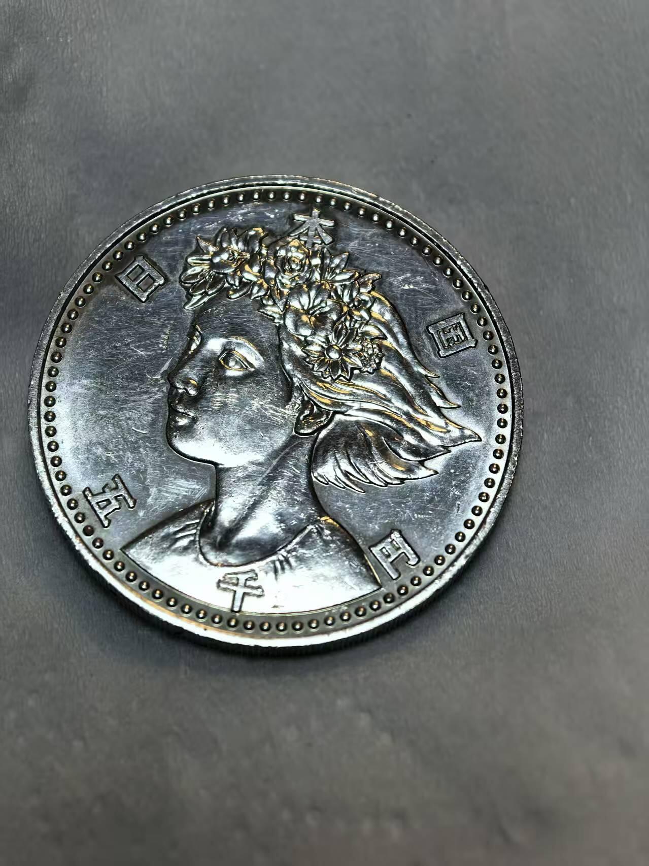 机制币银元拍场 臻品多多 平成2年戴花少女5000日元纪念银币，925银 ，15克，氧化绝美，暖灯光下非常漂亮