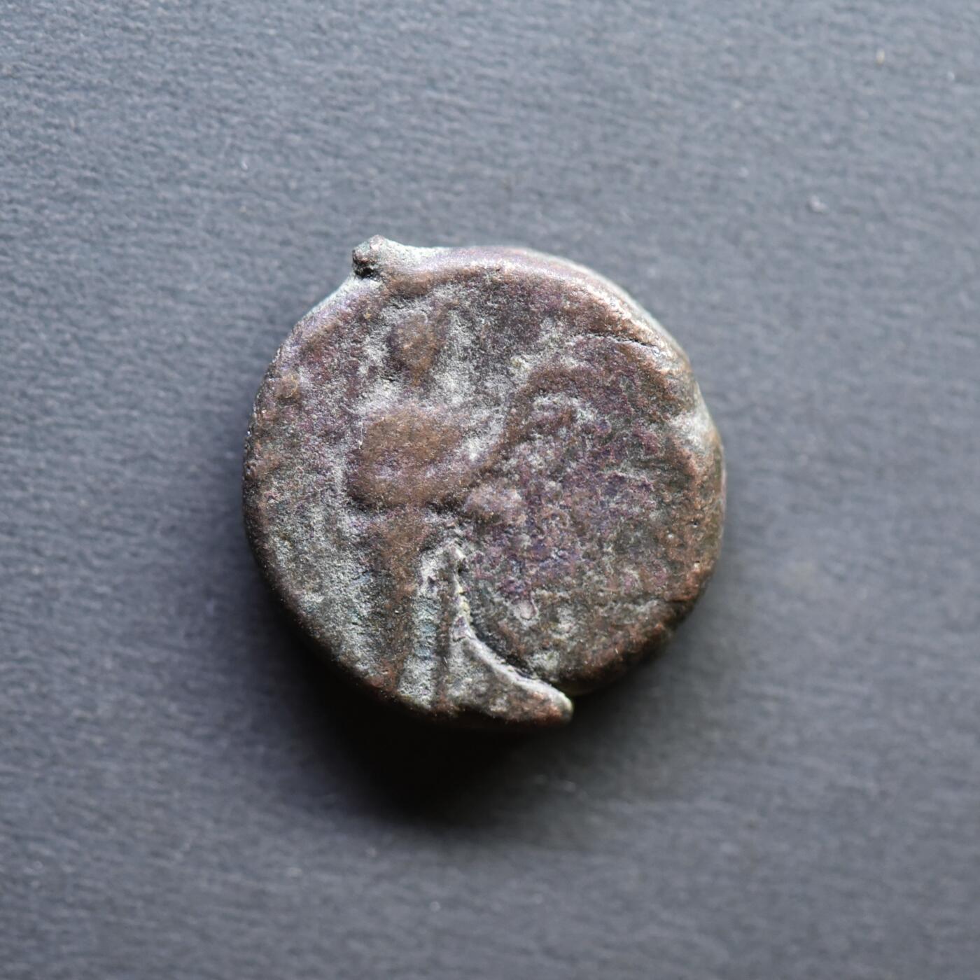 【良泉】4月16日【西方古代打制币】拍卖108件 佛教的三大护法王——迦腻色伽一世，公元128-158年【古印度】贵霜王朝“娜娜女神”一德拉克马铜币，3.64克