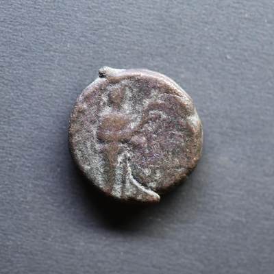 【良泉】4月16日【西方古代打制币】拍卖108件 - 佛教的三大护法王——迦腻色伽一世，公元128-158年【古印度】贵霜王朝“娜娜女神”一德拉克马铜币，3.64克