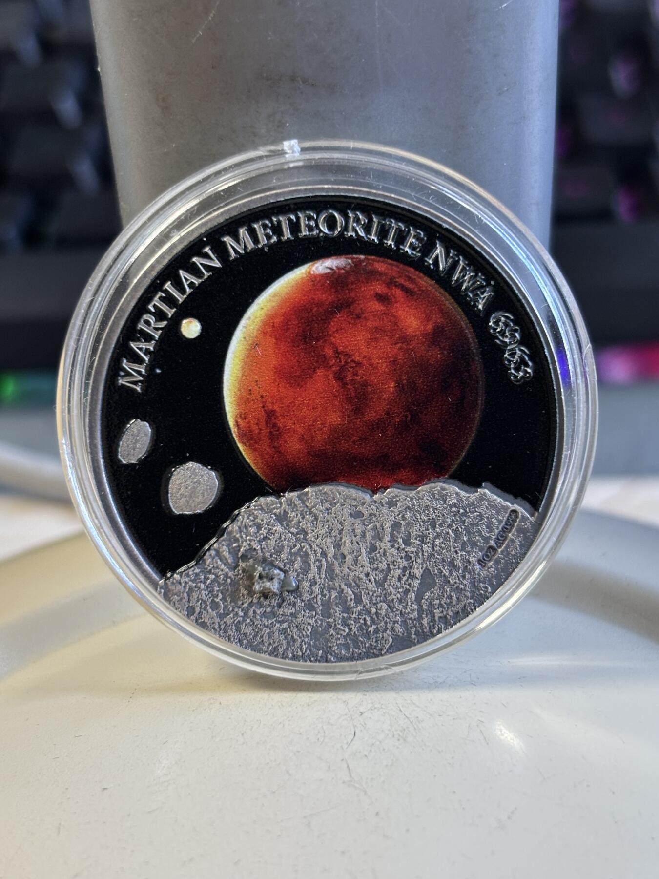 第196期拍卖 纽埃2016年镶嵌NWA6963火星陨石1盎司彩色纪念银币，999银，发行500枚