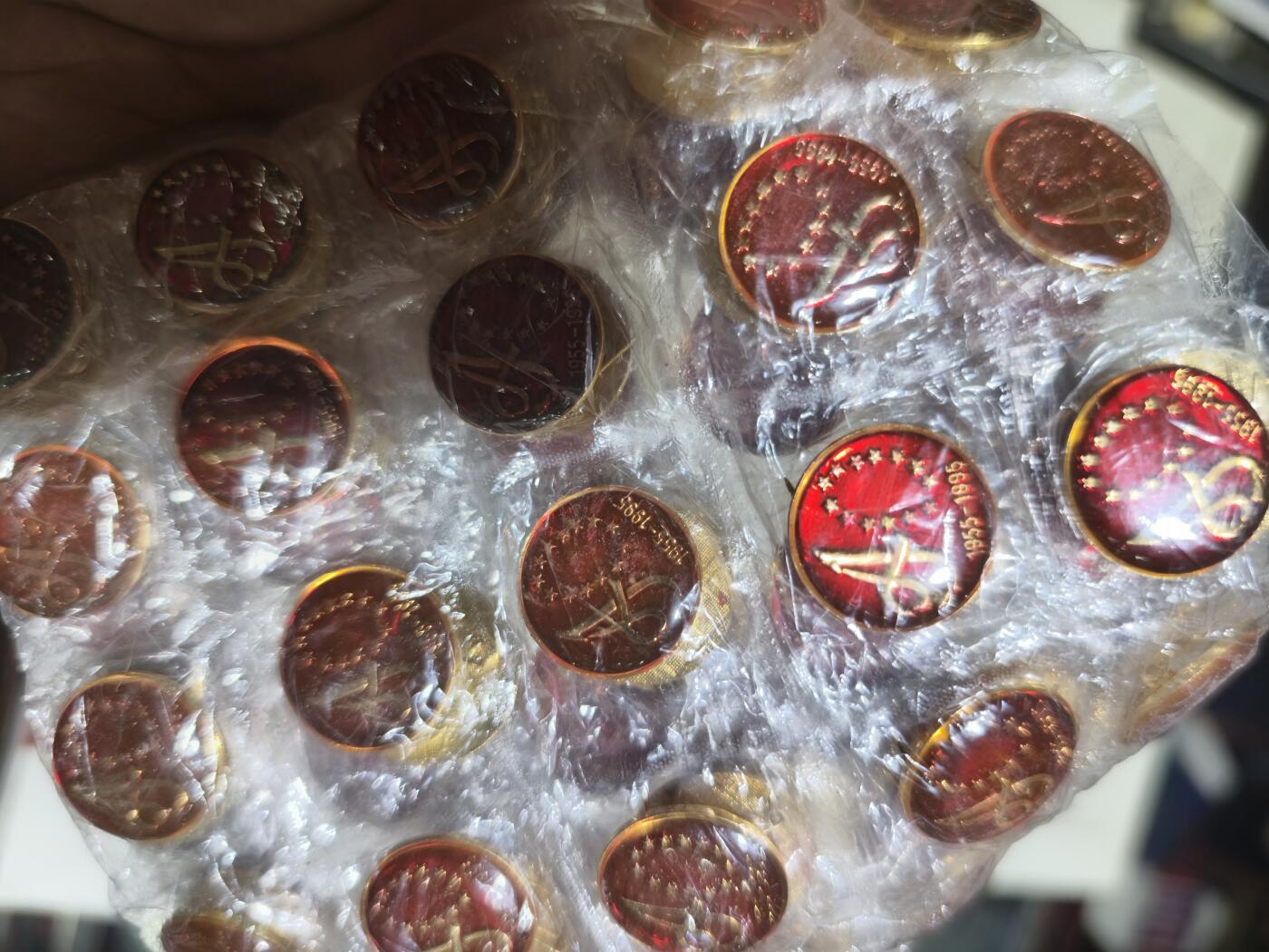 124期新疆红钱粟特钱币丝路钱币专场 一盒100个新疆徽章