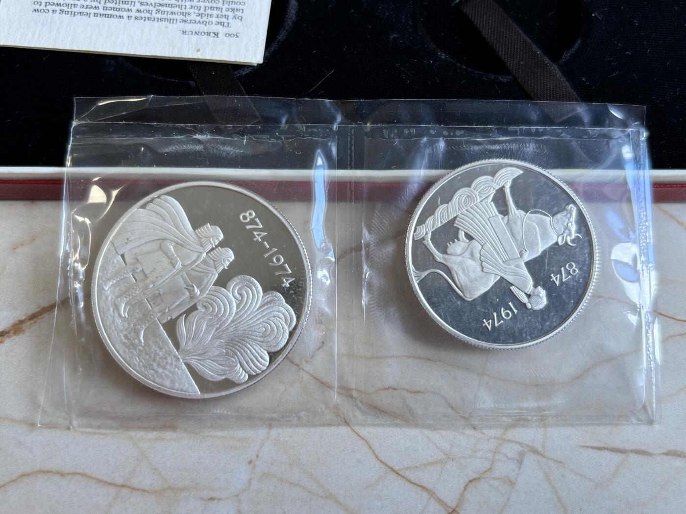 第195期拍卖 冰岛1974年人类定居冰岛1100周年纪念精制大银币一组，两枚面值分别为500克朗和1000克朗，共计50克，925银，此等品相外加原盒证书非常难得