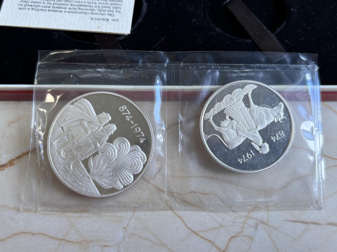 第195期拍卖 冰岛1974年人类定居冰岛1100周年纪念精制大银币一组，两枚面值分别为500克朗和1000克朗，共计50克，925银，此等品相外加原盒证书非常难得