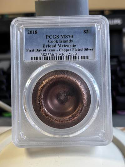 第196期拍卖 - 库克2018年镶摩洛哥沙漠陨石镀铜银币PCGS-MS70首无原盒证书，999银，1/2盎司，直径38.61毫米，发行2500枚，