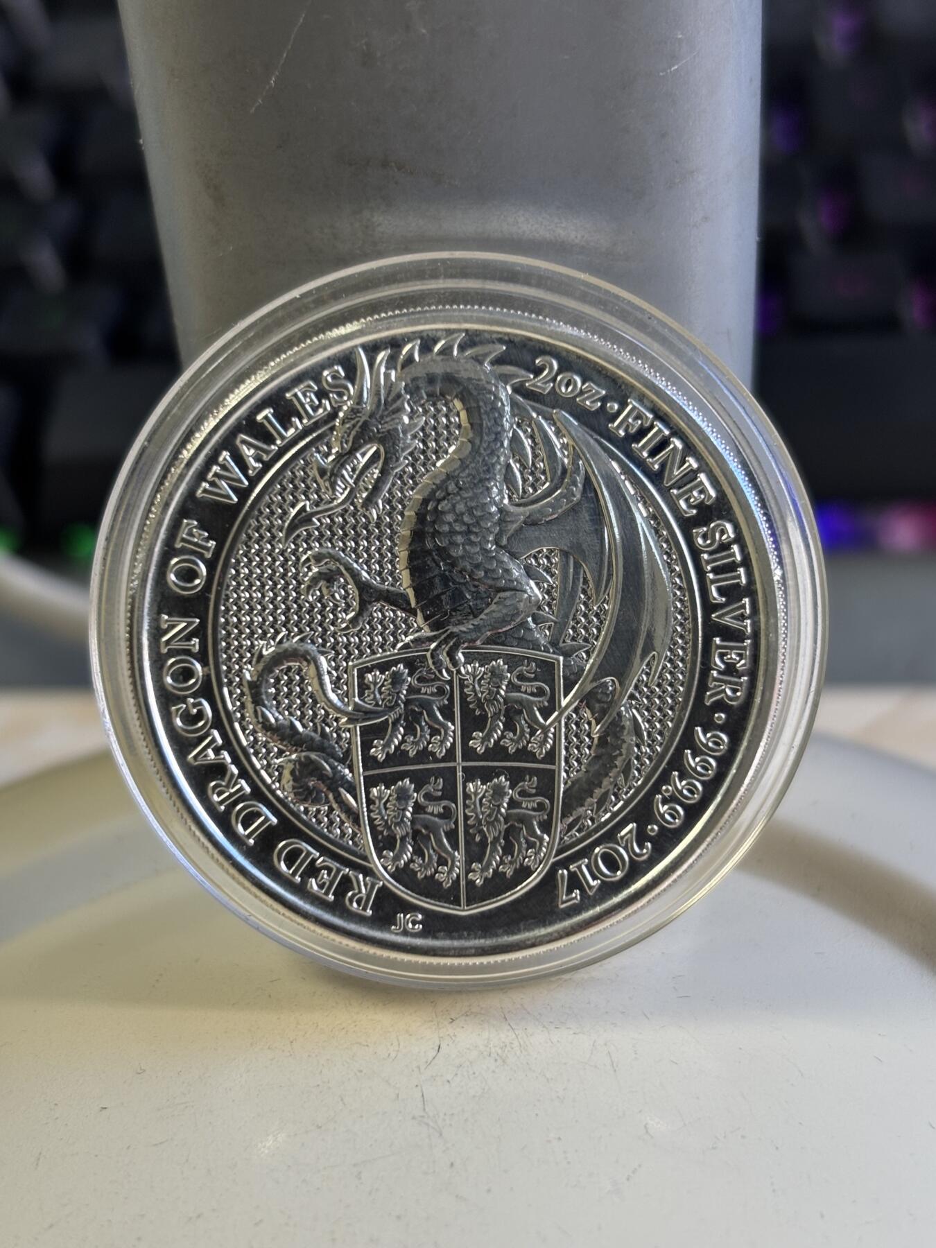 第196期拍卖 英国2017年女王神兽系列威尔斯红龙2盎司纪念银币，9999银，有瑕疵