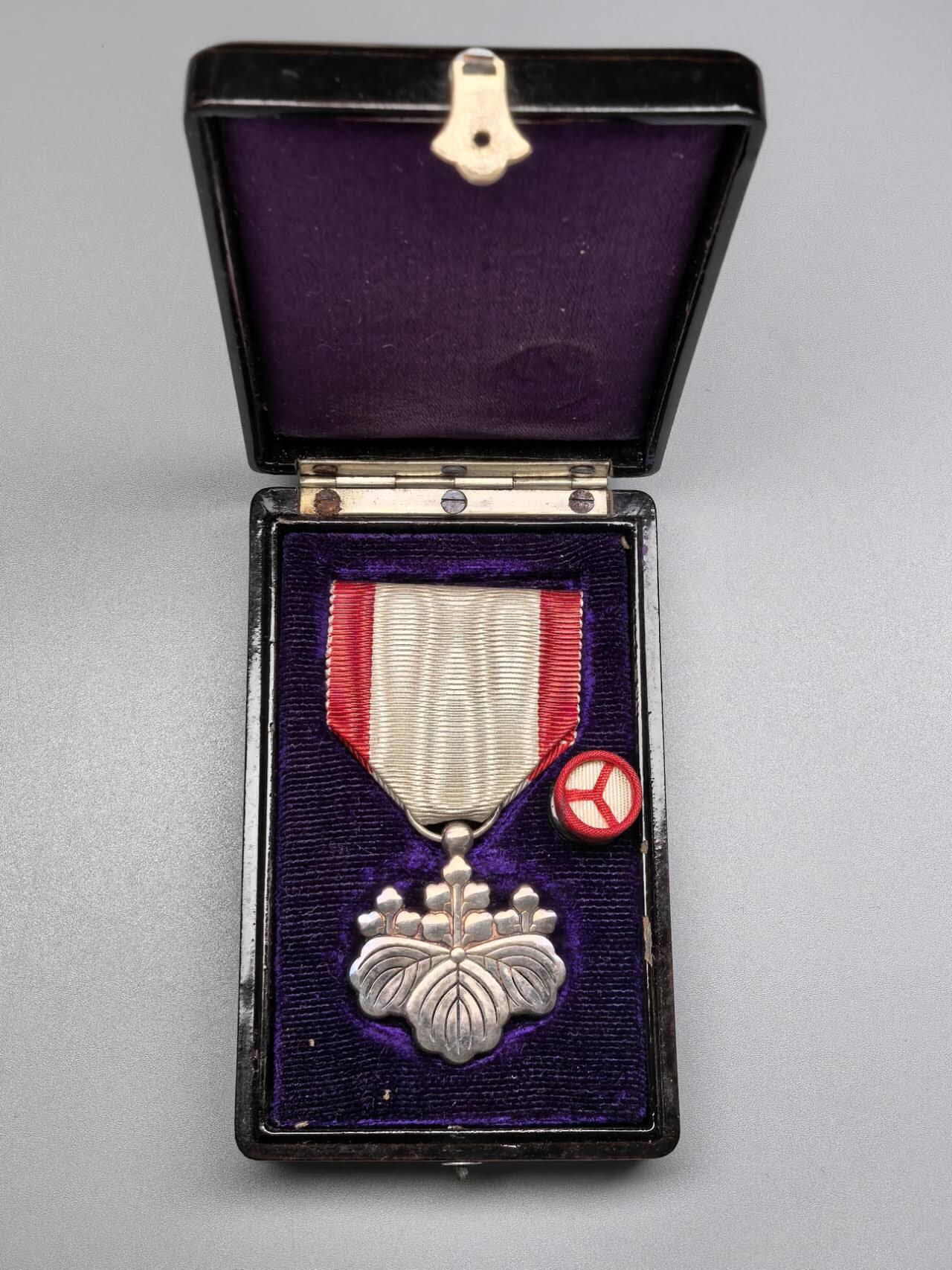 小驴勋章奖章收藏4月4日周六晚六点拍卖（珍爱和平，收藏战争，铭记历史，勿忘国耻，忠党爱国。有偿代拍，送拍规则在简介最后，参拍须阅读规则后再参拍，关系到运费包装发货时效真假辨别等关键信息，拍卖时不再发原图，看大图店主微信码在拍卖店铺介绍里） 勋八等白色桐叶章带大漆盒带略，纯银