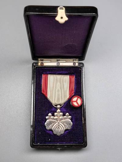 小驴勋章奖章收藏4月4日周六晚六点拍卖（珍爱和平，收藏战争，铭记历史，勿忘国耻，忠党爱国。有偿代拍，送拍规则在简介最后，参拍须阅读规则后再参拍，关系到运费包装发货时效真假辨别等关键信息，拍卖时不再发原图，看大图店主微信码在拍卖店铺介绍里） - 勋八等白色桐叶章带大漆盒带略，纯银