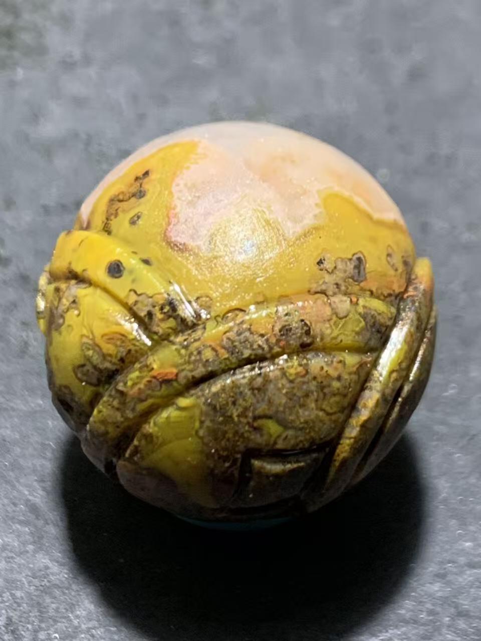 精美亚光冰飘糖心料草花纹战国红玛瑙手工俏色巧雕蝙蝠钱币2.0圆珠一个，