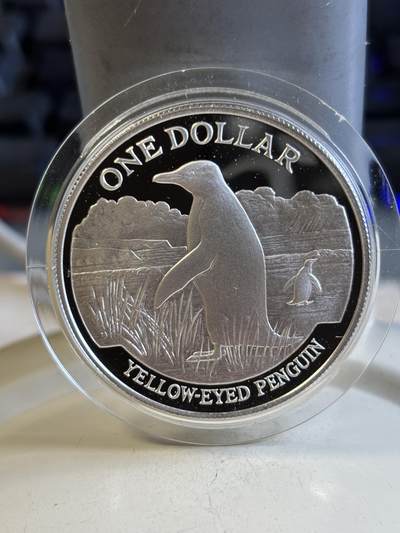 第195期拍卖 - 新西兰1988年黄眼企鹅，珍稀动物系列精制大银币带盒证书，27.22克，925银