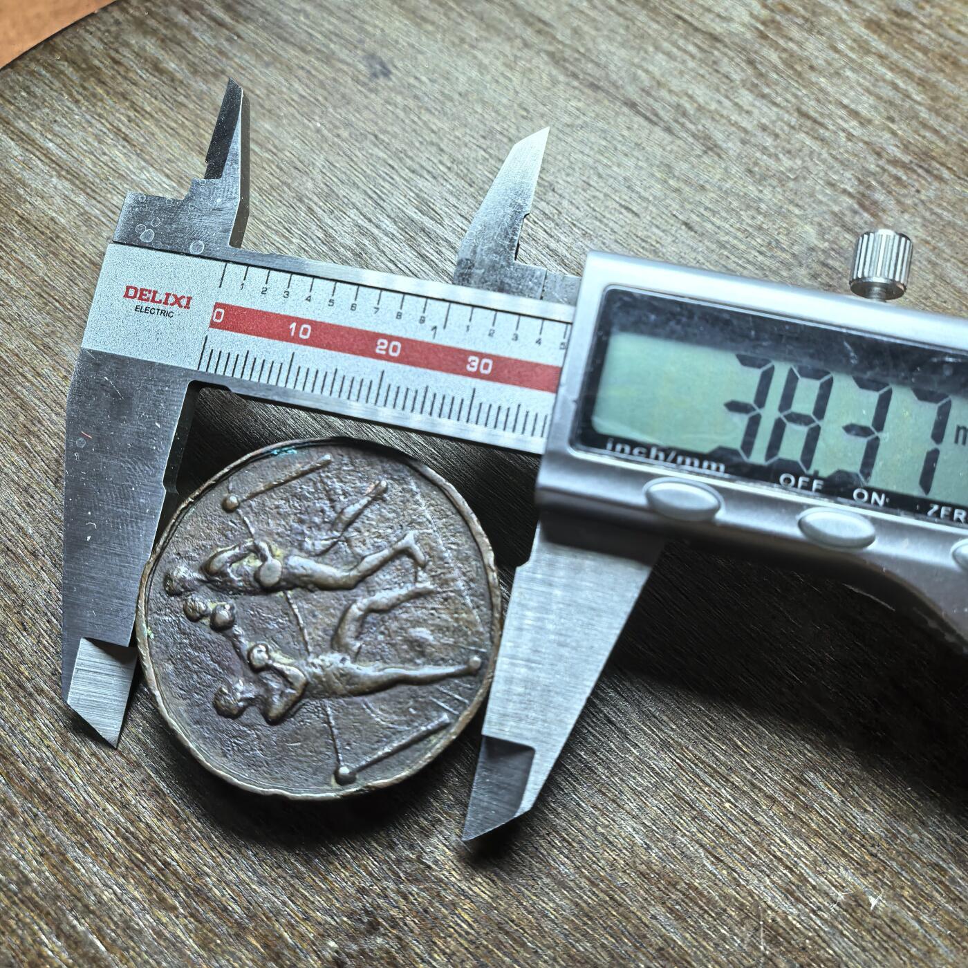 一枚19世纪初期欧洲拳击题材纪念章 包浆自然，铜制古朴，岁月痕迹明显