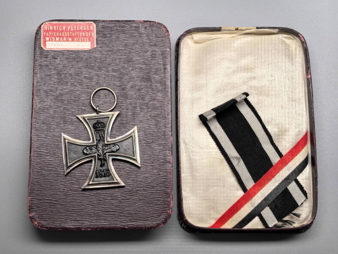 小驴勋章奖章收藏4月4日周六晚六点拍卖（珍爱和平，收藏战争，铭记历史，勿忘国耻，忠党爱国。有偿代拍，送拍规则在简介最后，参拍须阅读规则后再参拍，关系到运费包装发货时效真假辨别等关键信息，拍卖时不再发原图，看大图店主微信码在拍卖店铺介绍里） 德国一战二级铁十字勋章带盒，铁质核心黑漆，铁芯有一条断裂