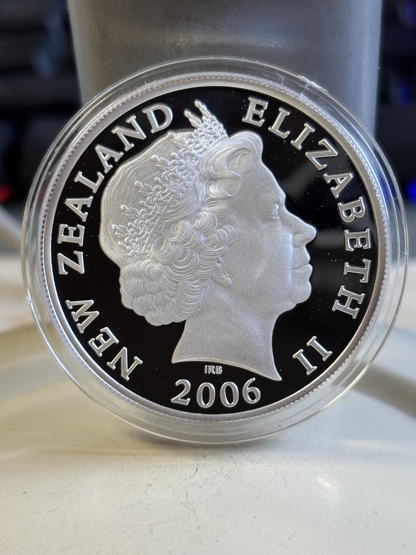 第195期拍卖 新西兰2006年伊丽莎白女王80周岁生日纪念精制银币，国际热门主题，31.1克，999银，编号0268，发行量2500枚，原盒证书